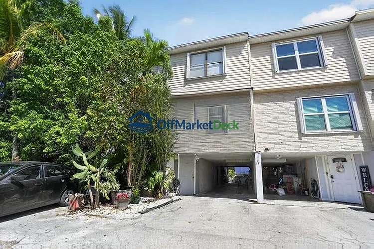Off-market townhome in Key West, Florida — 3 beds, 2.5 baths, $405,000 — photo 5 of 8