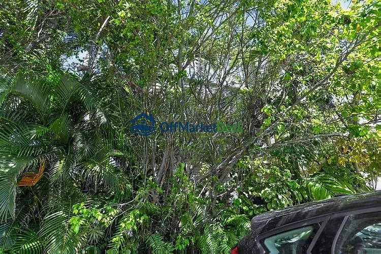 Off-market townhome in Key West, Florida — 3 beds, 2.5 baths, $405,000 — photo 3 of 8