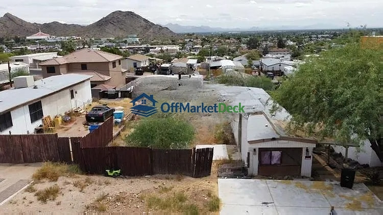 Off-market house in Phoenix, Arizona — 1 bed, 1 bath, $119,990 - Blurred background Image