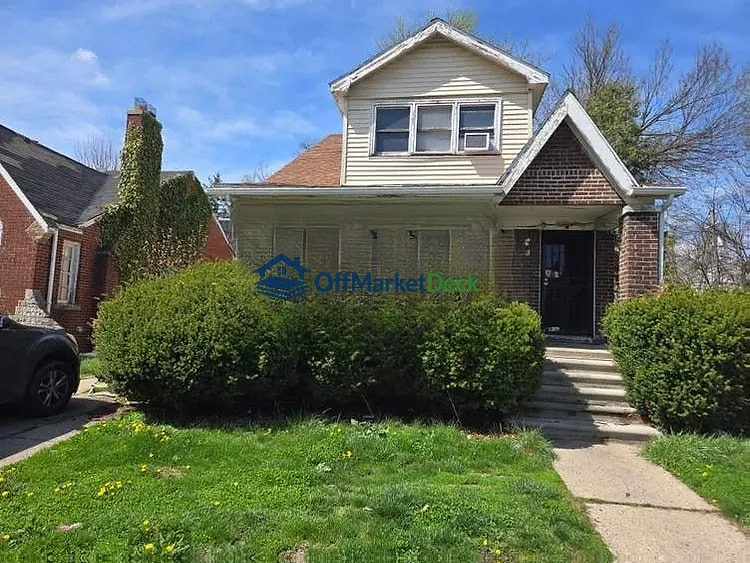 Off-market house in Detroit, Michigan — 4 beds, 2 baths, $34,000 - Blurred background Image