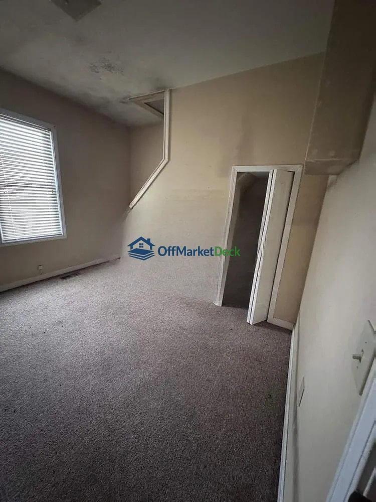 Off-market house in Carbondale, Illinois — 3 beds, 1 bath, $10,000 — photo 3 of 8