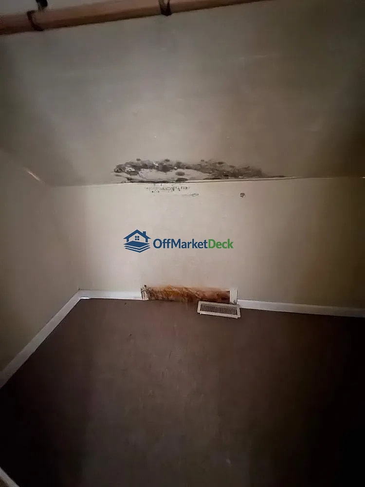 Off-market house in Carbondale, Illinois — 3 beds, 1 bath, $10,000 — photo 4 of 8
