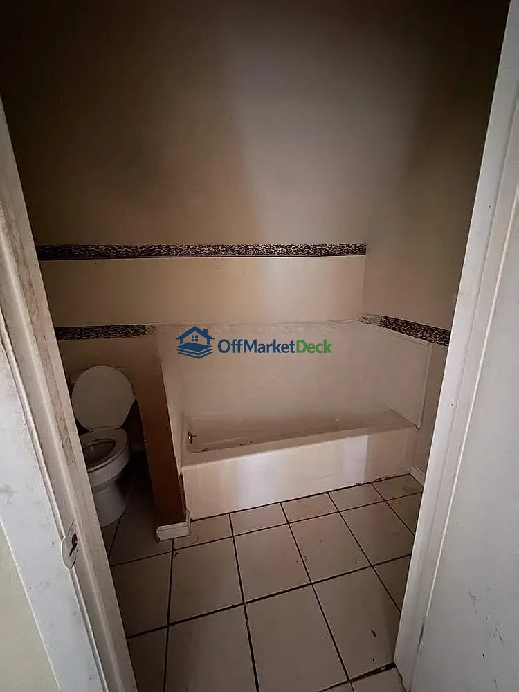 Off-market house in Carbondale, Illinois — 3 beds, 1 bath, $10,000 — photo 8 of 8