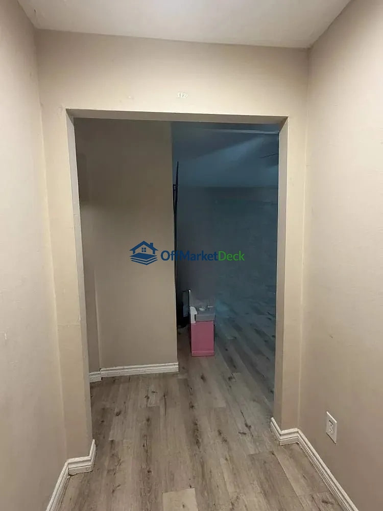 Off-market house in Houston, Texas — 3 beds, 2 baths, $165,000 — photo 3 of 8