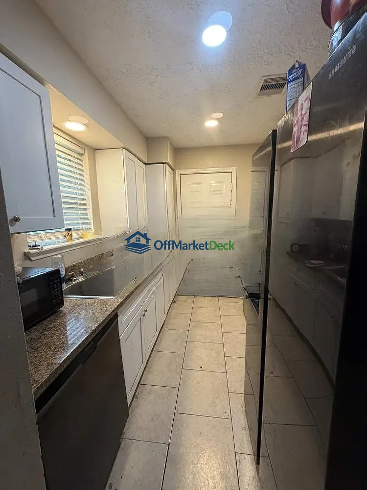 Off-market house in Houston, Texas — 3 beds, 2 baths, $165,000 — photo 8 of 8