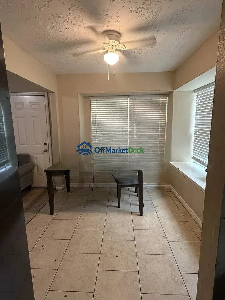 Off-market house in Houston, Texas — 3 beds, 2 baths, $165,000 — photo 5 of 8