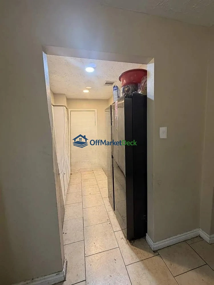 Off-market house in Houston, Texas — 3 beds, 2 baths, $165,000 — photo 7 of 8