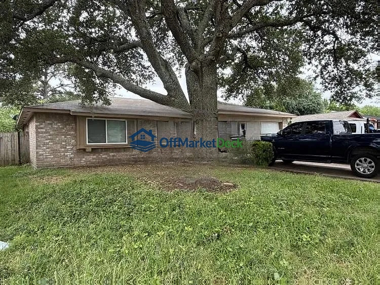 Off-market house in Houston, Texas — 3 beds, 2 baths, $165,000 — photo 2 of 8