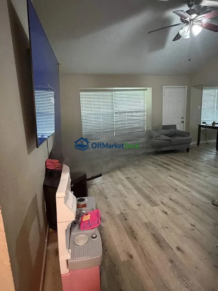 Off-market house in Houston, Texas — 3 beds, 2 baths, $165,000 — photo 4 of 8