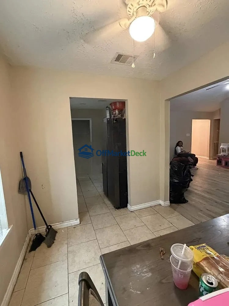 Off-market house in Houston, Texas — 3 beds, 2 baths, $165,000 — photo 6 of 8