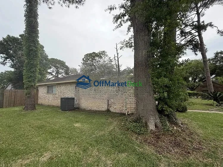 Off-market house in Missouri City, Texas — 3 beds, 2 baths, $195,000 — photo 4 of 8