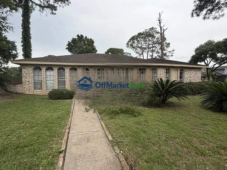 Off-market house in Missouri City, Texas — 3 beds, 2 baths, $195,000 — photo 3 of 8