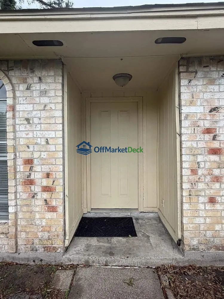 Off-market house in Missouri City, Texas — 3 beds, 2 baths, $195,000 — photo 7 of 8