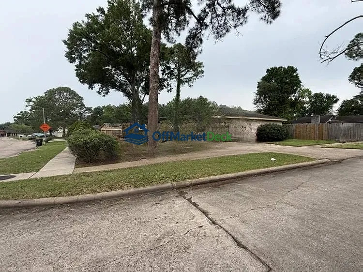Off-market house in Missouri City, Texas — 3 beds, 2 baths, $195,000 — photo 5 of 8