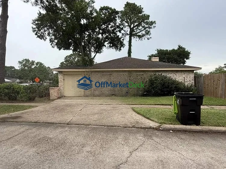 Off-market house in Missouri City, Texas — 3 beds, 2 baths, $195,000 — photo 6 of 8