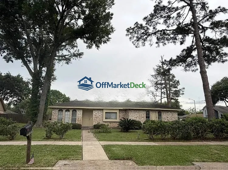 Off-market house in Missouri City, Texas — 3 beds, 2 baths, $195,000 — photo 2 of 8