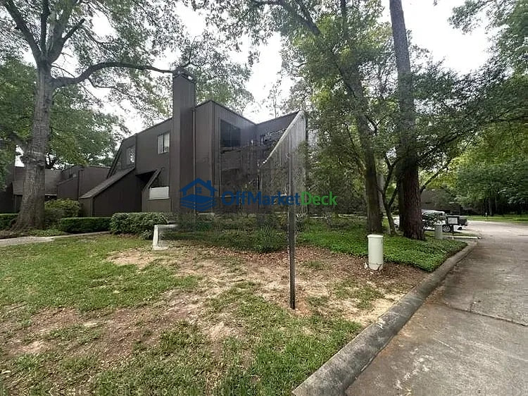 Off-market house in Houston, Texas — 3 beds, 3 baths, $265,000 — photo 2 of 8