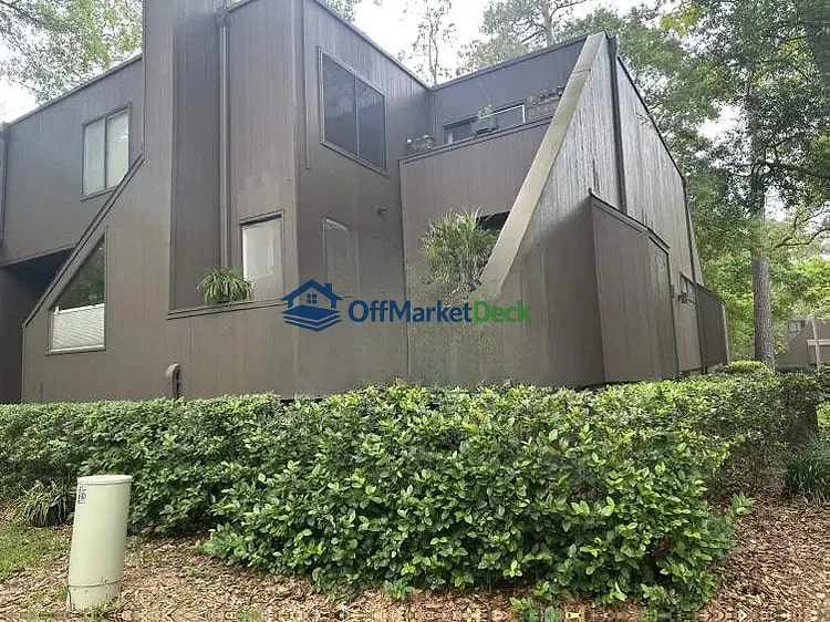 Off-market house in Houston, Texas — 3 beds, 3 baths, $265,000 — photo 4 of 8