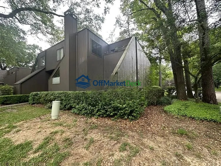 Off-market house in Houston, Texas — 3 beds, 3 baths, $265,000 — photo 3 of 8