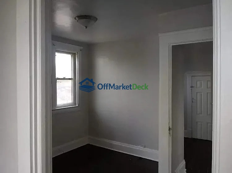 Off-market house in Cleveland, Ohio — 6 beds, 4 baths, $145,000 — photo 4 of 8