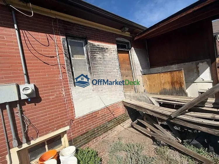 Off-market house in Denver, Colorado — 1 bed, 1 bath, $320,000 — photo 2 of 8