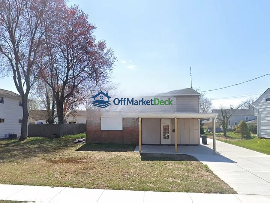 Off-market house in Pennsville Township, New Jersey — 4 beds, 1.5 baths, $233,000 - Blurred background Image