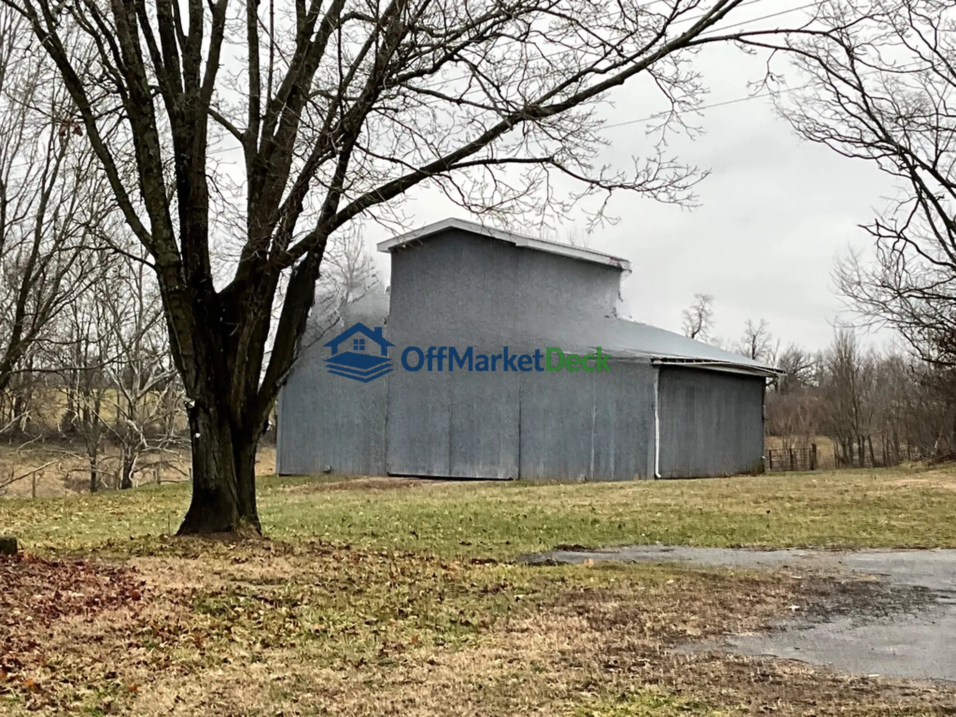Off-market house in Stamping Ground, Kentucky — 3 beds, 2 baths, $299,000 - Blurred background Image