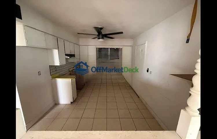 Off-market house in Phoenix, Arizona — 3 beds, 2 baths, $224,900 — photo 2 of 8