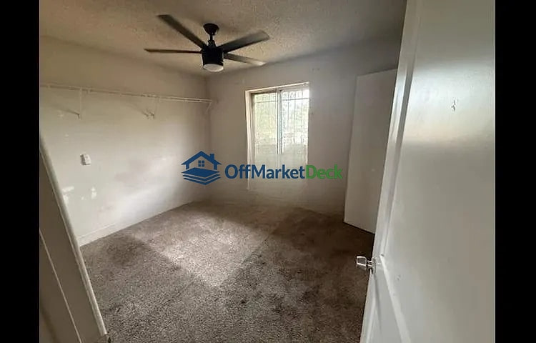Off-market house in Phoenix, Arizona — 3 beds, 2 baths, $224,900 - Blurred background Image