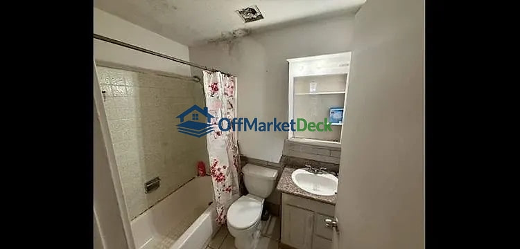 Off-market house in Phoenix, Arizona — 3 beds, 2 baths, $224,900 — photo 5 of 8