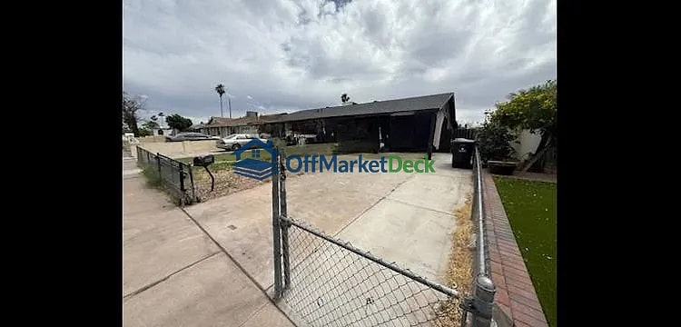 Off-market house in Phoenix, Arizona — 3 beds, 2 baths, $224,900 — photo 7 of 8