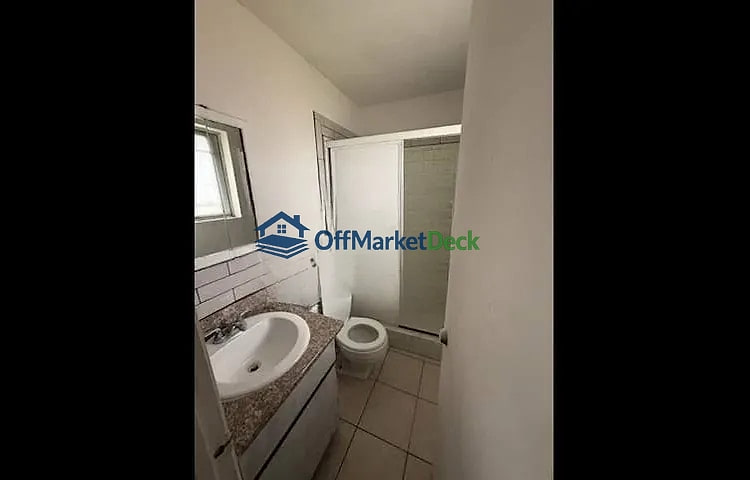 Off-market house in Phoenix, Arizona — 3 beds, 2 baths, $224,900 — photo 6 of 8