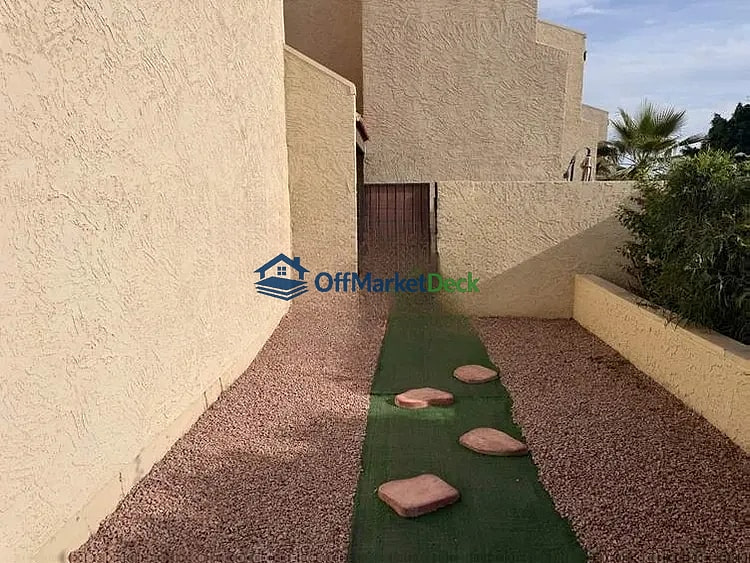 Off-market house in Phoenix, Arizona — 3 beds, 2.5 baths, $247,400 - Blurred background Image