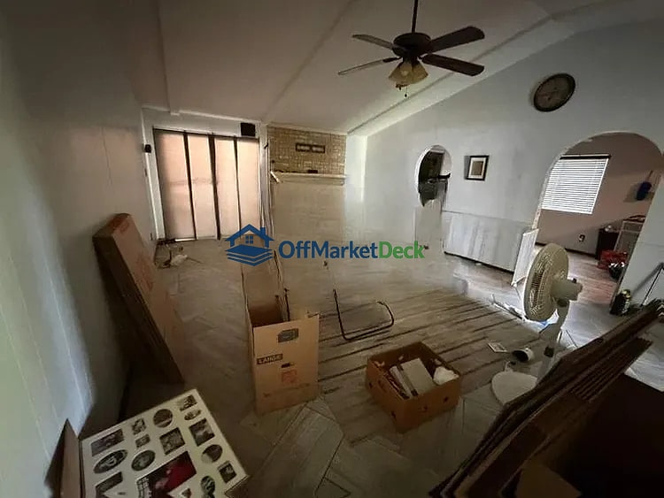 Off-market house in Garland, Texas — 4 beds, 2 baths, $215,000 — photo 5 of 8