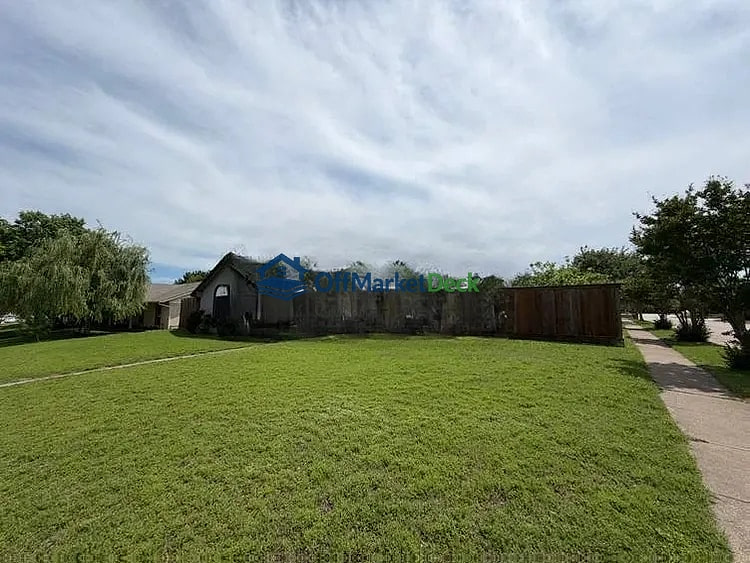Off-market house in Garland, Texas — 4 beds, 2 baths, $215,000 — photo 2 of 8
