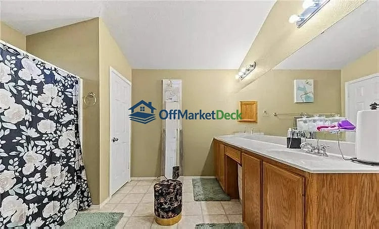 Off-market house in Harker Heights, Texas — 5 beds, 3 baths, $294,000 — photo 2 of 8