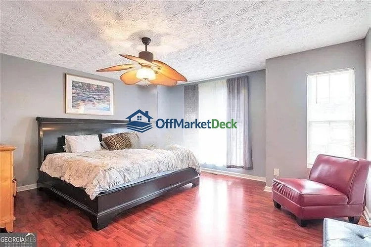 Off-market house in Decatur, Georgia — 3 beds, 2.5 baths, $185,000 — photo 2 of 8