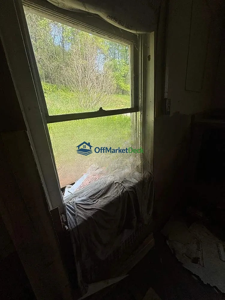 Off-market house in Cambridge, Ohio — 2 beds, 1 bath, $15,000 — photo 3 of 8