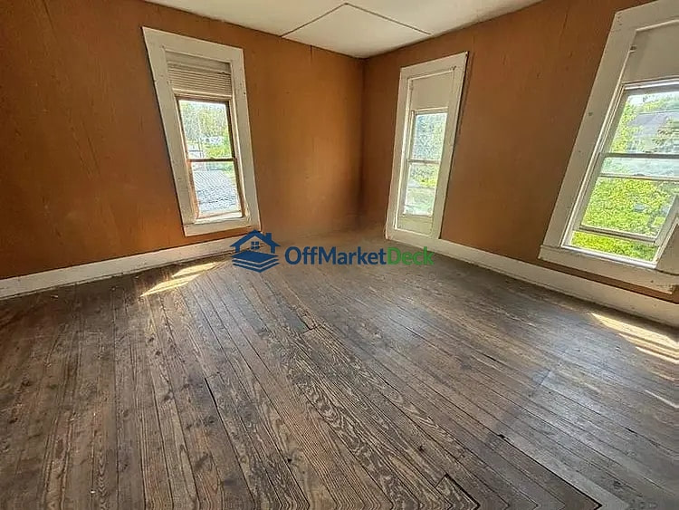 Off-market house in Cambridge, Ohio — 2 beds, 1 bath, $15,000 — photo 2 of 8