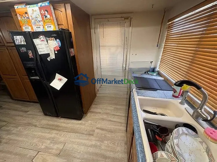 Off-market house in Phoenix, Arizona — 4 beds, 2 baths, $317,500 — photo 6 of 8