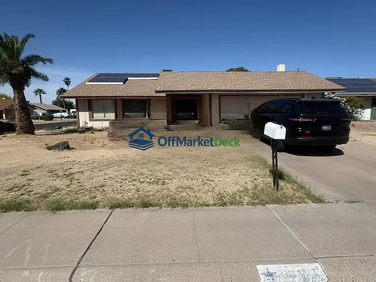 Off-market house in Phoenix, Arizona — 4 beds, 2 baths, $317,500 - Blurred background Image
