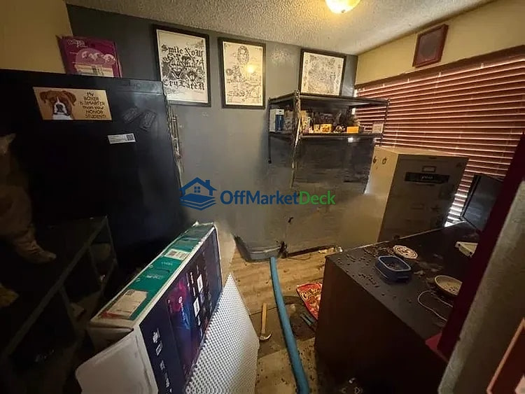 Off-market house in Phoenix, Arizona — 4 beds, 2 baths, $317,500 — photo 8 of 8