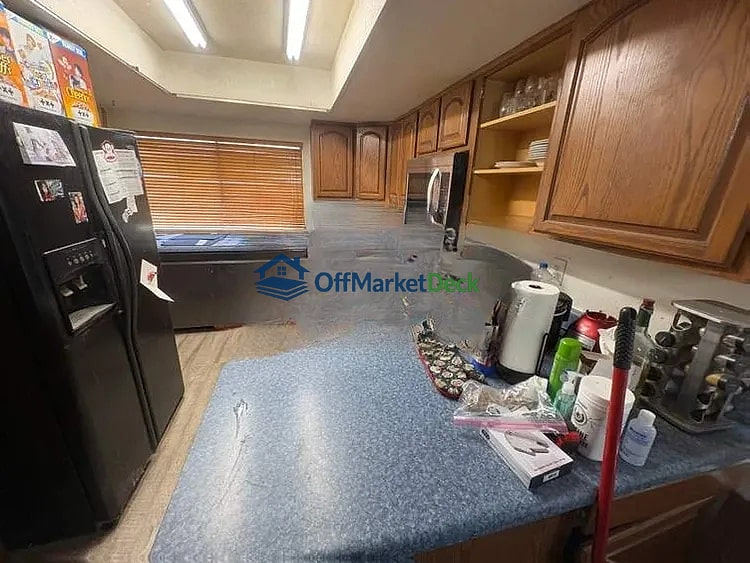 Off-market house in Phoenix, Arizona — 4 beds, 2 baths, $317,500 — photo 5 of 8