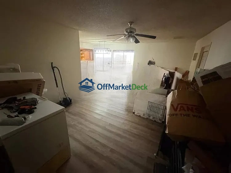 Off-market house in Phoenix, Arizona — 4 beds, 2 baths, $317,500 — photo 3 of 8