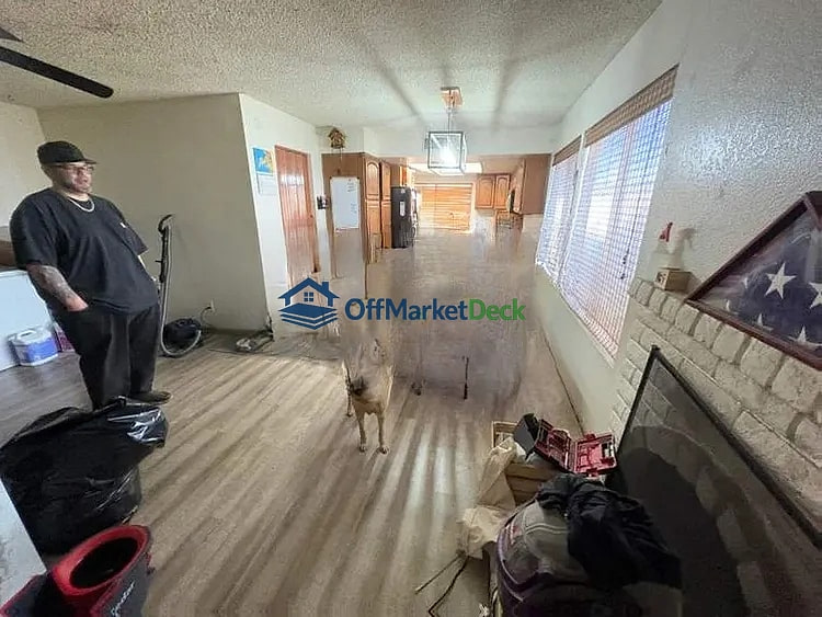 Off-market house in Phoenix, Arizona — 4 beds, 2 baths, $317,500 — photo 4 of 8