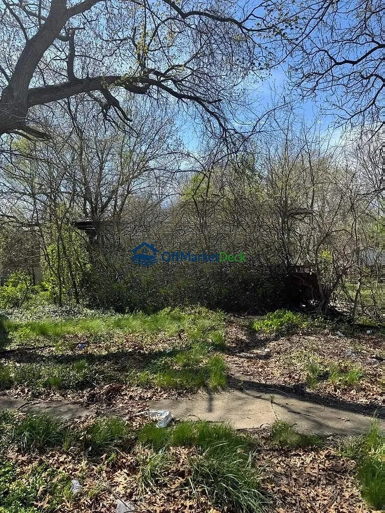 Off-market house in Gary, Indiana — 2 beds, 1 bath, $10,000 — photo 2 of 8