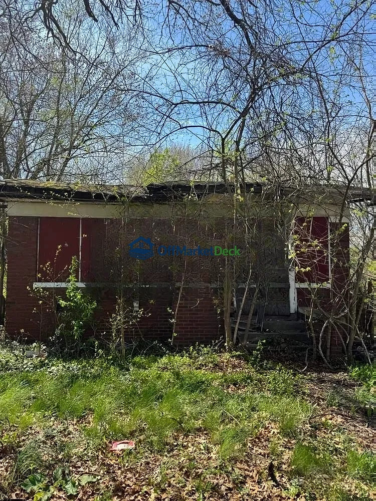 Off-market house in Gary, Indiana — 2 beds, 1 bath, $10,000 — photo 3 of 8