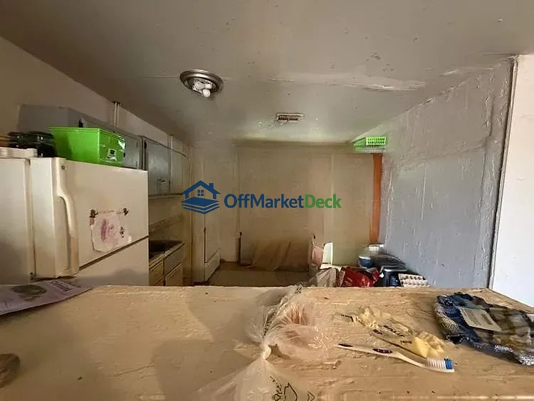 Off-market house in Surprise, Arizona — 3 beds, 2 baths, $370,000 — photo 6 of 8