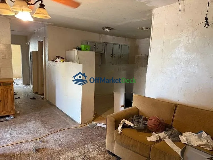 Off-market house in Surprise, Arizona — 3 beds, 2 baths, $370,000 — photo 3 of 8