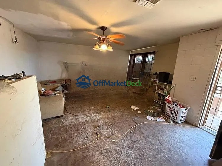 Off-market house in Surprise, Arizona — 3 beds, 2 baths, $370,000 — photo 5 of 8